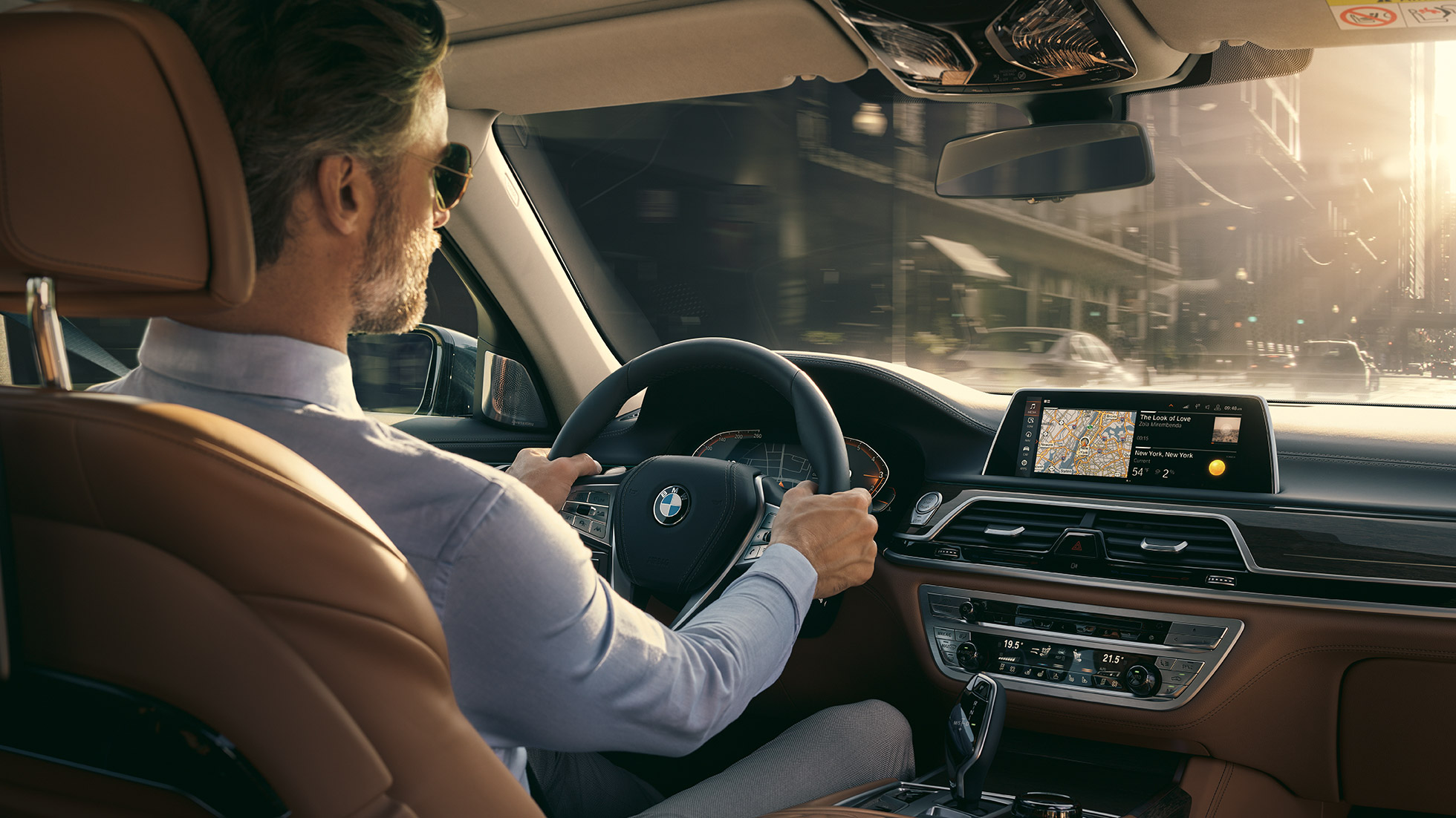 BMW 7 Series Sedan Connectivity features 플러그인 하이브리드 G11 BMW 7 Series Sedan: man sits in BMW and uses Connectivity features 플러그인 하이브리드 G11