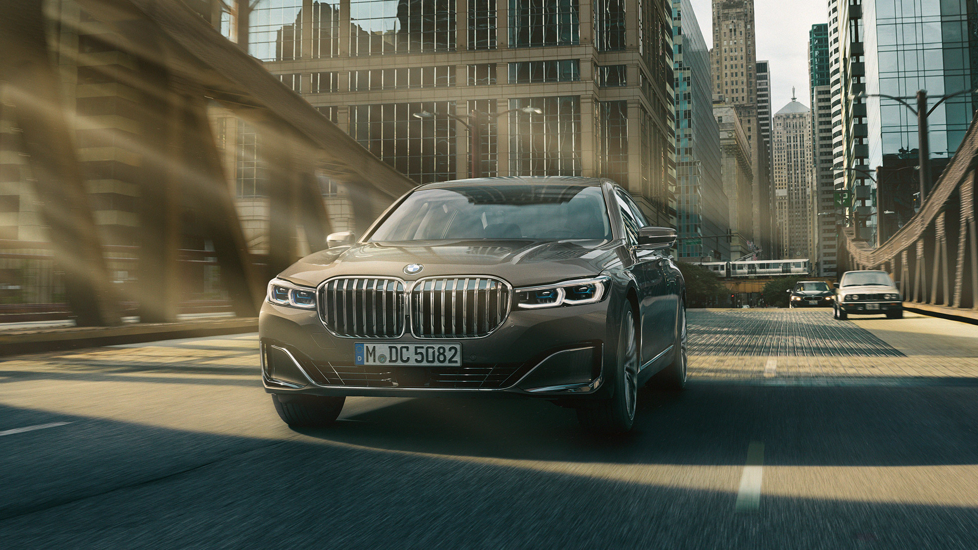 BMW 7 Series Sedan Driving Assistance Systems 플러그인 하이브리드 G11 Driving Assistance Systems: BMW 7 Series Sedan driving in front of urban setting 플러그인 하이브리드 G11