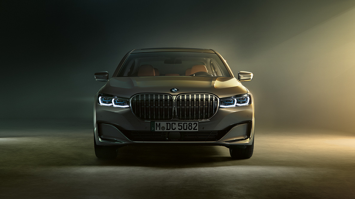 BMW 7 Series Sedan in front view 플러그인 하이브리드 G11 BMW 7 Series Sedan: front view in dimmed light 플러그인 하이브리드 G11