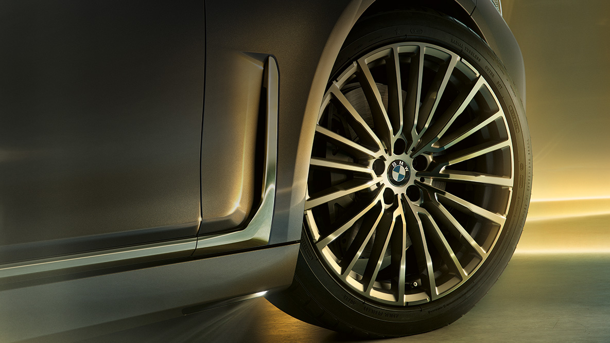 BMW 7 Series Sedan wheels with multi-spoke design 플러그인 하이브리드 G11 BMW 7 Series Sedan: close-up of wheels with multi-spoke design 플러그인 하이브리드 G11