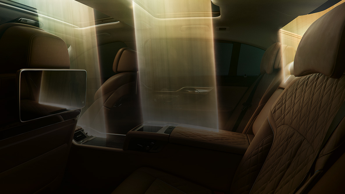BMW 7 Series Sedan interior 플러그인 하이브리드 G11 BMW 7 Series Sedan interior: light incidence through Panorama glas roof 플러그인 하이브리드 G11