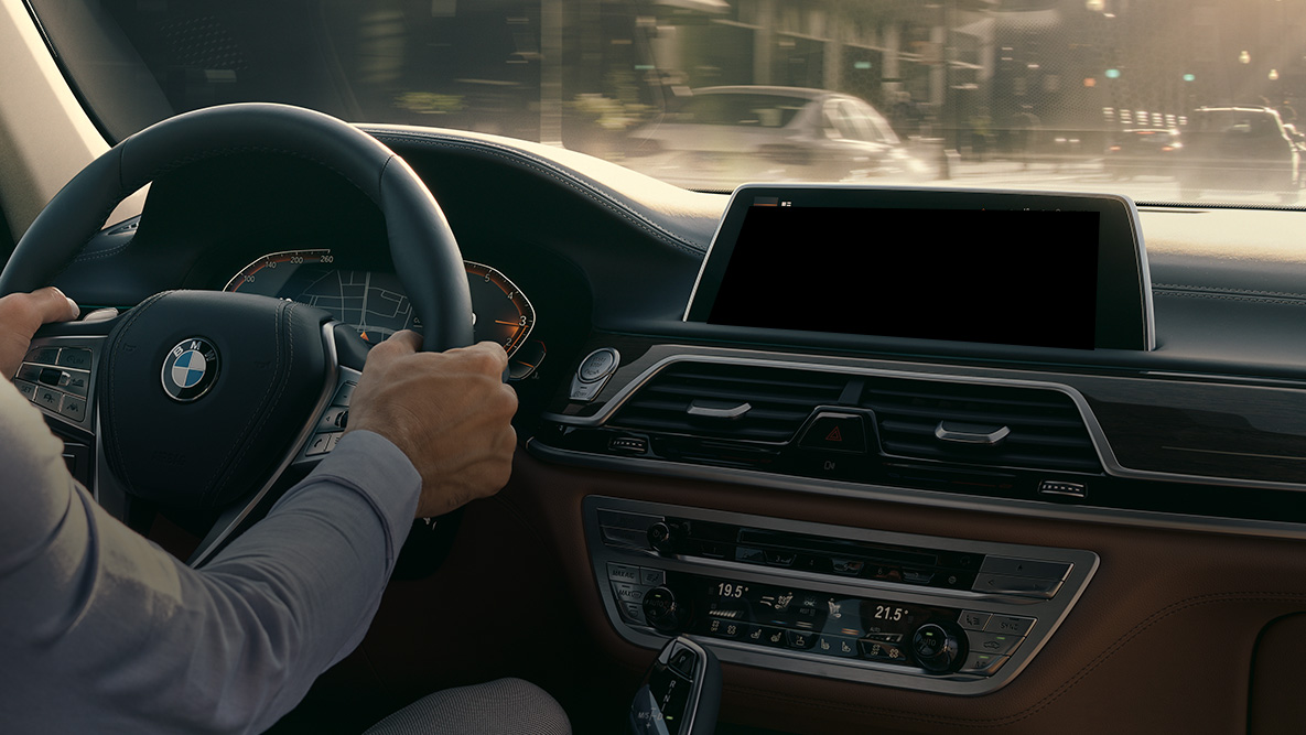 BMW 인텔리전트 퍼스널 어시스턴트 플러그인 하이브리드 G11 BMW 인텔리전트 퍼스널 어시스턴트: BMW를 주행하는 남자, 라이브 콕핏 프로페셔널 클로즈업 플러그인 하이브리드 G11