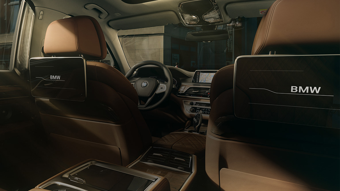 BMW 7 Series Sedan Rear-seat Entertainment 플러그인 하이브리드 G11 BMW 7 Series Sedan: view from behind to the Rear-seat Entertainment with HD Touch Screens 플러그인 하이브리드 G11