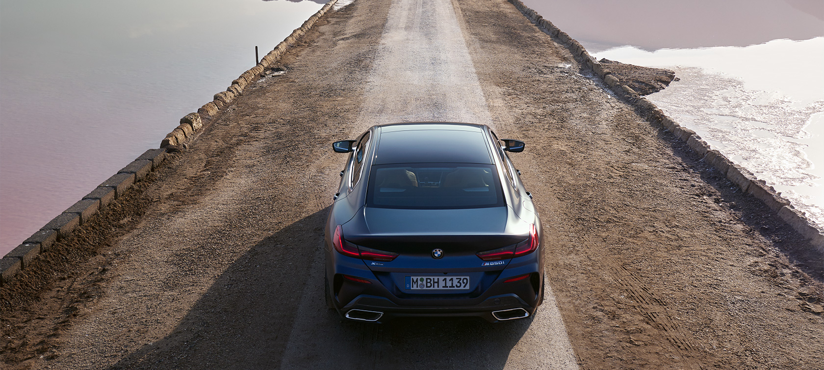 BMW 8 시리즈 그란 쿠페 G16 LCI 페이스리프트 2022 BMW M850i xDrive BMW 인디비주얼 프로즌 탄자나이트 블루 메탈릭 3/4 측면도, 건물 앞 정지