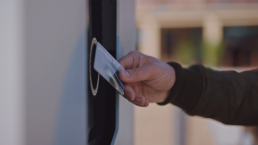 BMW iX i20 2021 electric SUV 공공 충전 동영상