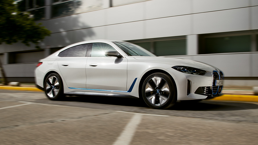 빌딩 앞 BMW i4 G26 2021 사이드 뷰 전기차 빌딩 앞 BMW i4 G26 2021 사이드 뷰 전기차