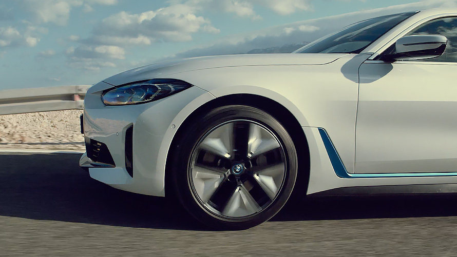 all-electric BMW i4 M50 G26 2021의 드라이빙 다이내믹스와 가속력을 담은 동영상 all-electric BMW i4 M50 G26 2021의 드라이빙 다이내믹스와 가속력을 담은 동영상