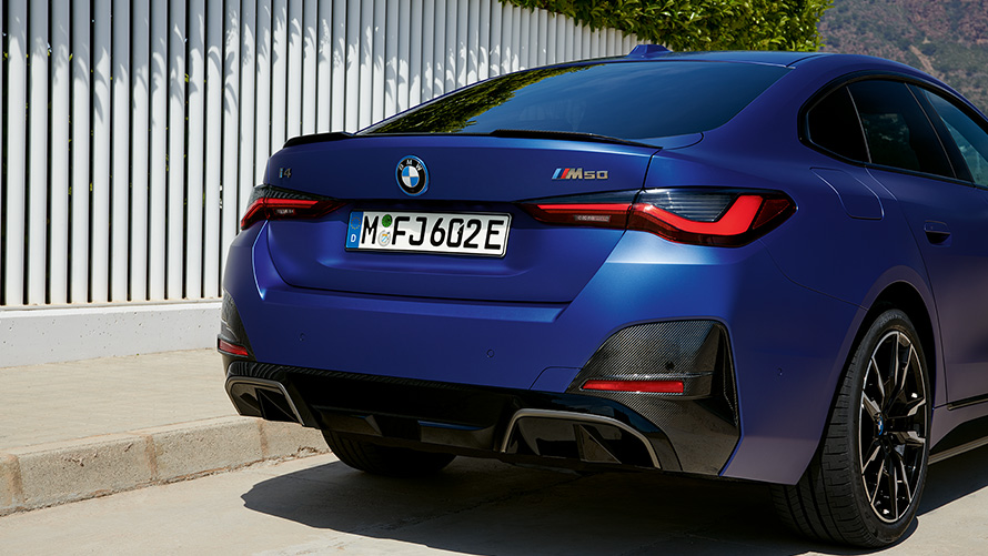 BMW i4 M50 G26 2021 BMW 인디비주얼 프로즌 포르티마오 블루 메탈릭 3/4 후면도, 흰색 울타리 배경