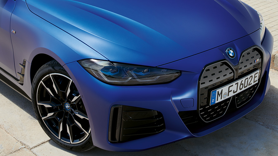 BMW i4 M50 G26 2021 BMW 인디비주얼 프로즌 포르티마오 블루 메탈릭 3/4 정면도, 톱샷