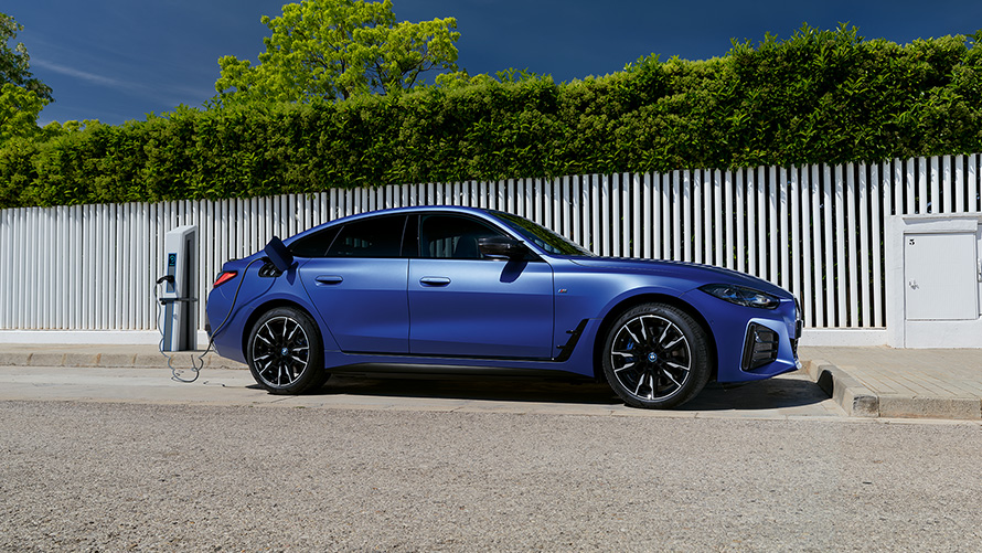 BMW i4 M50 G26 2021 BMW 인디비주얼 프로즌 포르티마오 블루 메탈릭 측면도, 충전소에 연결