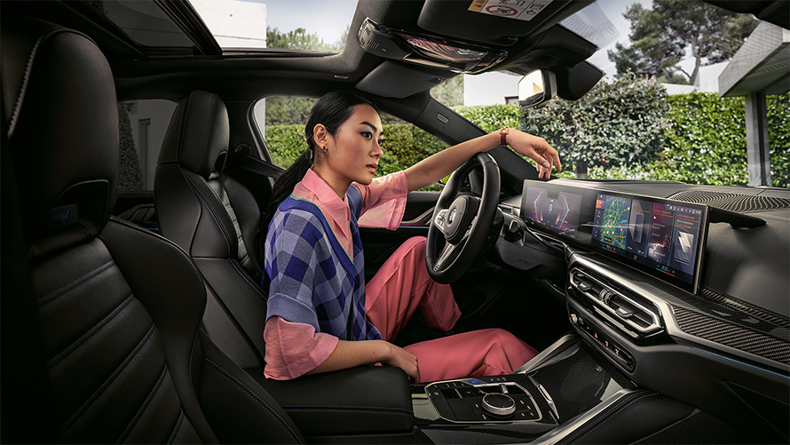 BMW i4 M50 G26 2021 실내 공간, 운전석 여성 포함