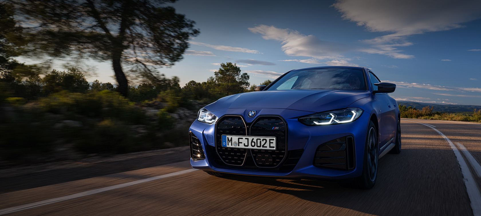 BMW i4 M50 G26 2021 BMW 인디비주얼 프로즌 포르티마오 블루 메탈릭 3/4 정면도 주행