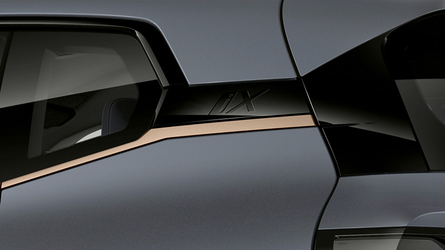 BMW iX M60 i20 2022 전기 SUV 전기차 옥시드 그레이 메탈릭 디테일 뷰 iX 로고 호프마이스터 킨크 BMW 인디비주얼 외부 라인 티타늄 브론즈