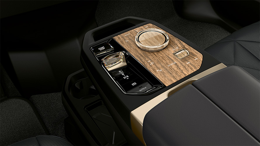 BMW iX M60 i20 2022 전기 SUV 전기차 센터 콘솔, Start/Stop 버튼 및 BMW 컨트롤러가 있는 센터 콘솔, 실내 공간