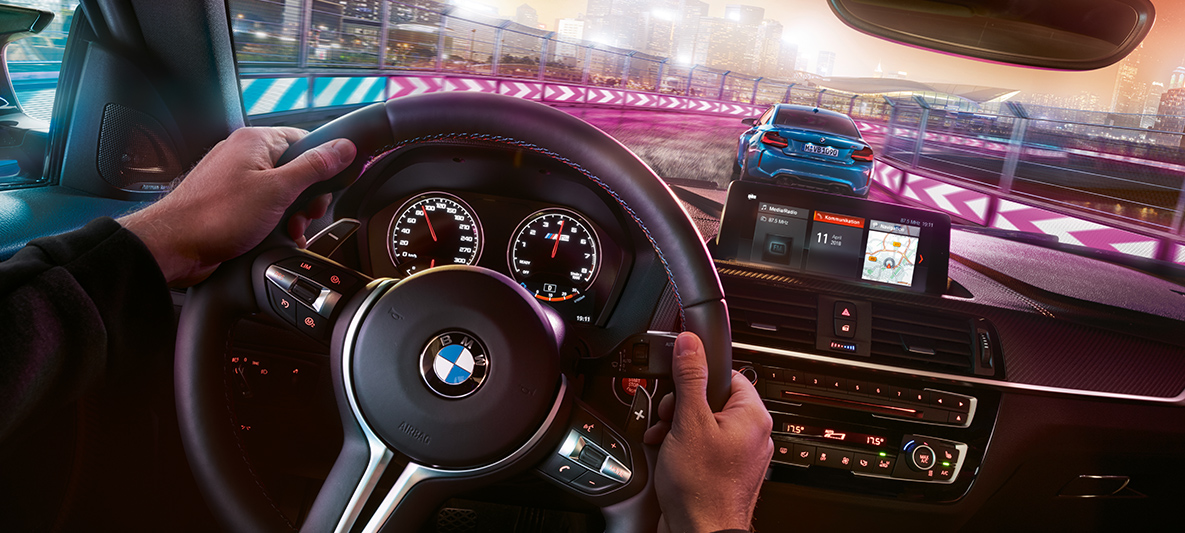 BMW M2 컴피티션의 콕핏 F87 야간 레이스 중인 2대의 BMW M2 컴피티션, 콕핏 시점 F87