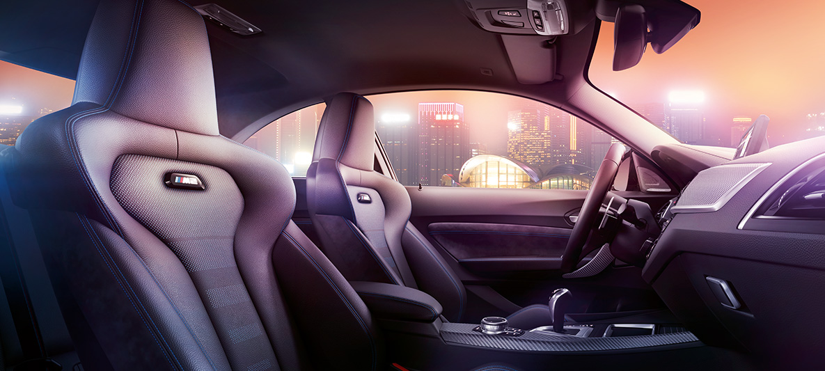 BMW M2 컴피티션의 스포츠 시트 F87 BMW M2 컴피티션의 콕핏과 M 스포츠 시트, 야경을 배경으로 펼쳐진 스카이 라인 F87.