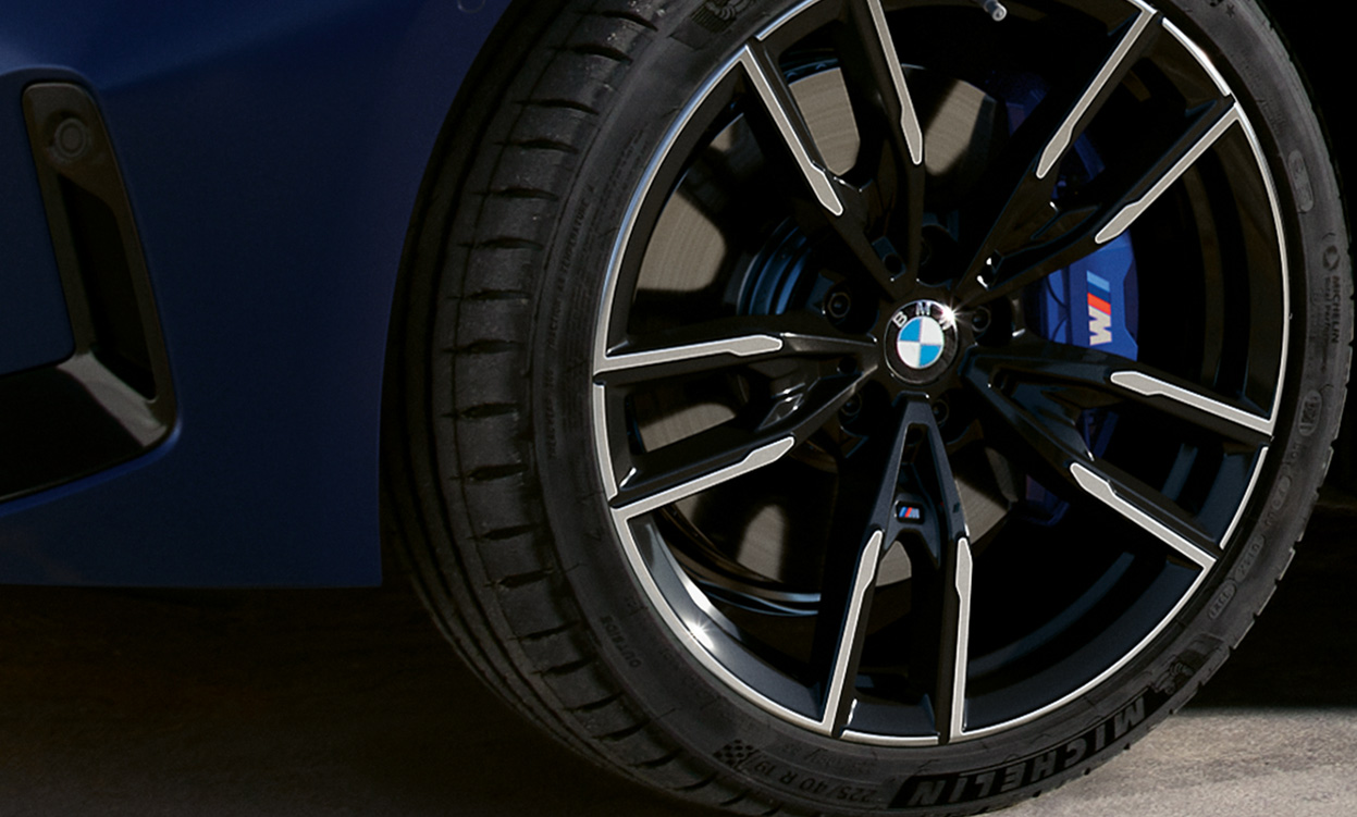 BMW M340i xDrive Touring G21 19'' M light alloy wheels close-up BMW M340i xDrive Touring G21 Frozen Tanzanite Blue 19'' M light alloy wheels close-up