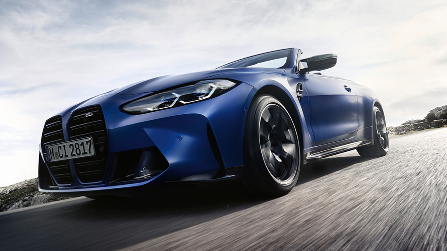 M xDrive G83 2021이 탑재된 BMW M4 컴피티션 컨버터블, 정면도, 더블 키드니 그릴 포함 BMW M4 컴피티션 컨버터블M xDrive G83 2021 BMW 인디비주얼 프로즌 포르티마오 블루 메탈릭 정반 키드니 그릴, 로우 앵글 샷