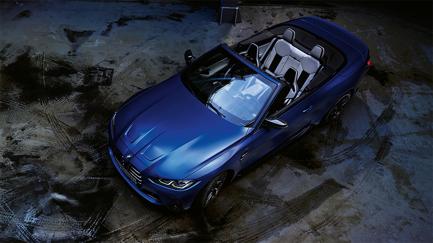 BMW M4 컴피티션 컨버터블, M xDrive G83 2021 BMW 인디비주얼 프로즌 포르티마오 블루 메탈릭 버즈 아이, 개방된 소프트탑 BMW M4 컴피티션 컨버터블, M xDrive G83 2021 BMW 인디비주얼 프로즌 포르티마오 블루 메탈릭 버즈 아이, 개방된 소프트탑
