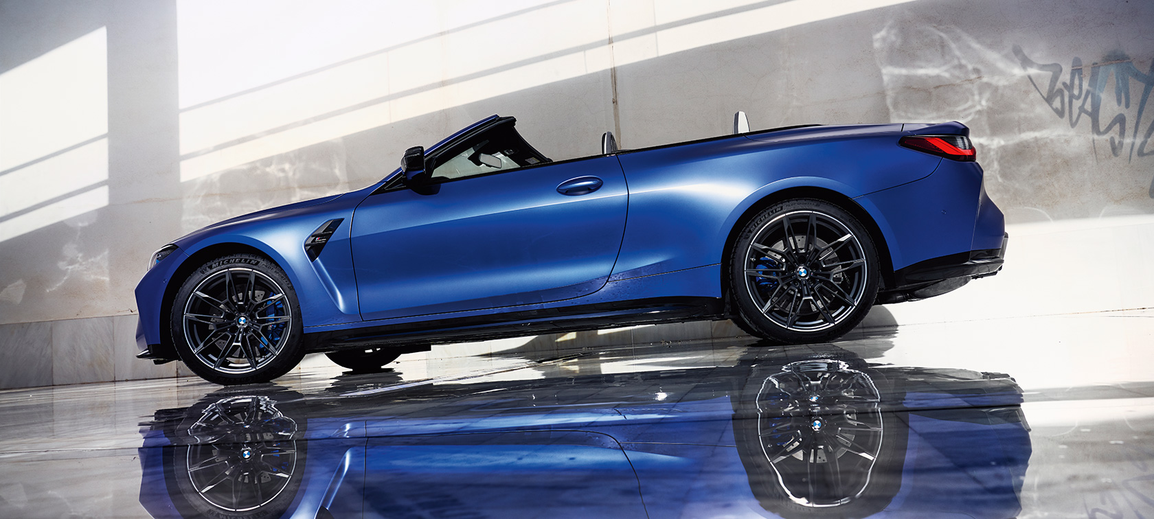 M xDrive G83 2021이 탑재된 BMW M4 컴피티션 컨버터블, 측면도, 로우 앵글 샷 BMW M4 컴피티션 컨버터블M xDrive G83 2021 BMW 인디비주얼 프로즌 포르티마오 블루 메탈릭 측면도, 로우 앵글 샷