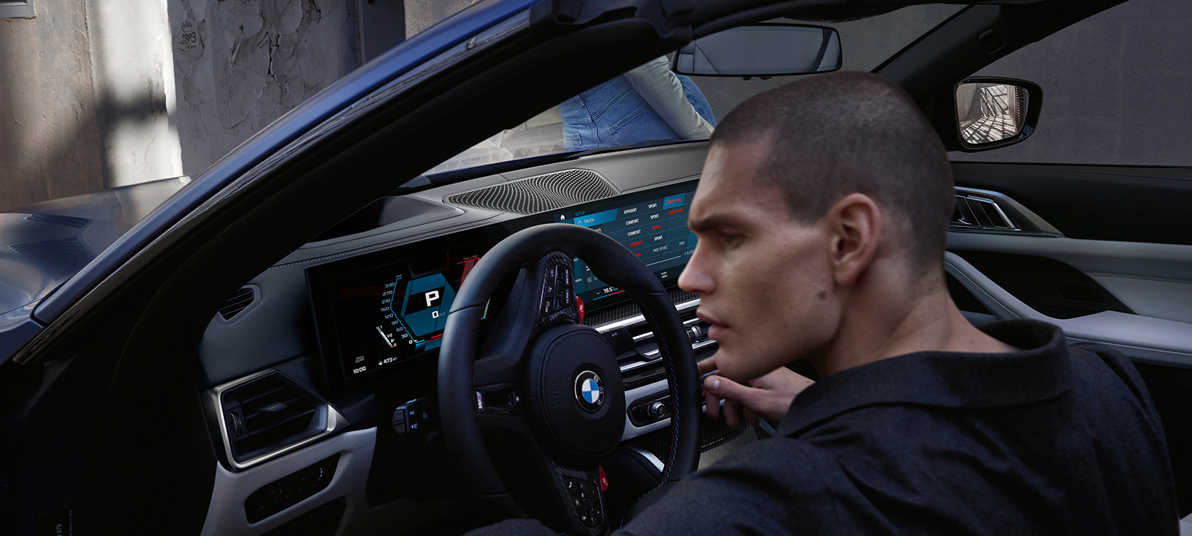 M xDrive G83 2021이 탑재된 BMW 4 컴피티션 컨버터블 콕핏 BMW M4 컴피티션 컨버터블, M xDrive G83 2021 BMW 인디비주얼 프로즌 포르티마오 블루 메탈릭 콕핏 및 도어가 열려 있고 여성 모델 포함