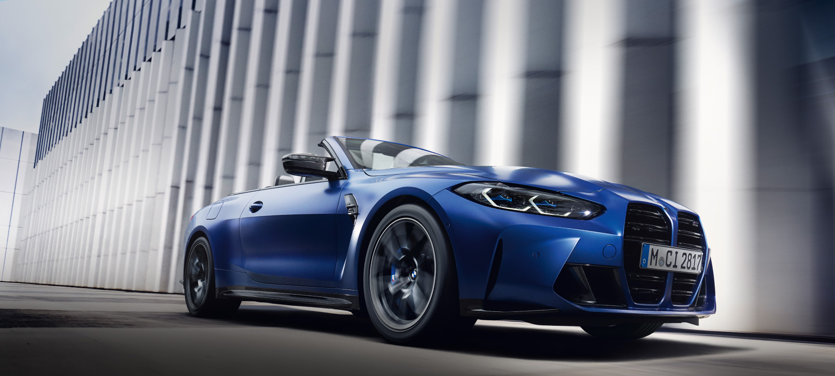 BMW M4 컴피티션 컨버터블, M xDrive G83 2021 BMW 인디비주얼 프로즌 포르티마오 블루 메탈릭 3/4 정면도, 주행