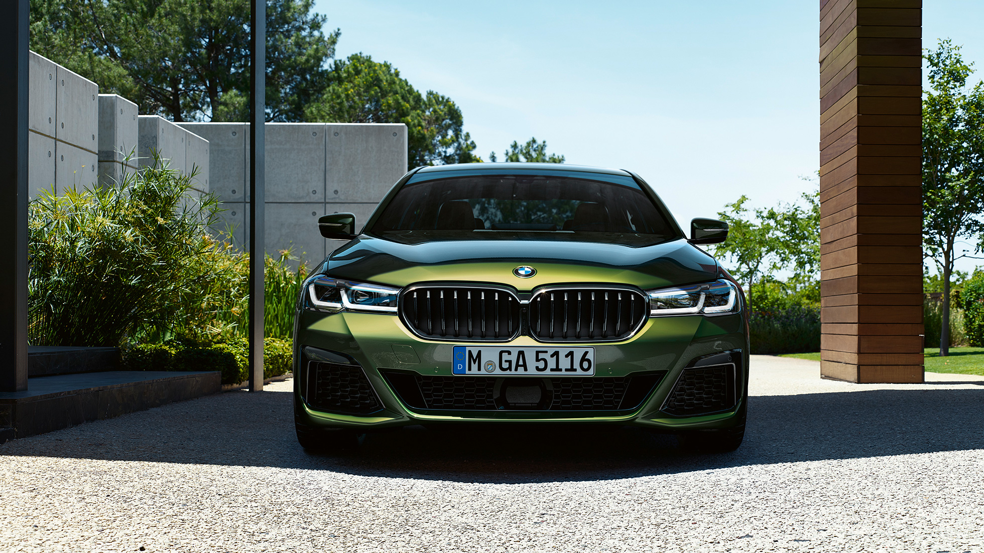 Front with new kidney grille BMW M550i xDrive Sedan G30 LCI Facelift 2020 front with new kidney grille BMW M550i xDrive Sedan G30 LCI Facelift 2020 BMW Individual Verde Ermes metallic front view