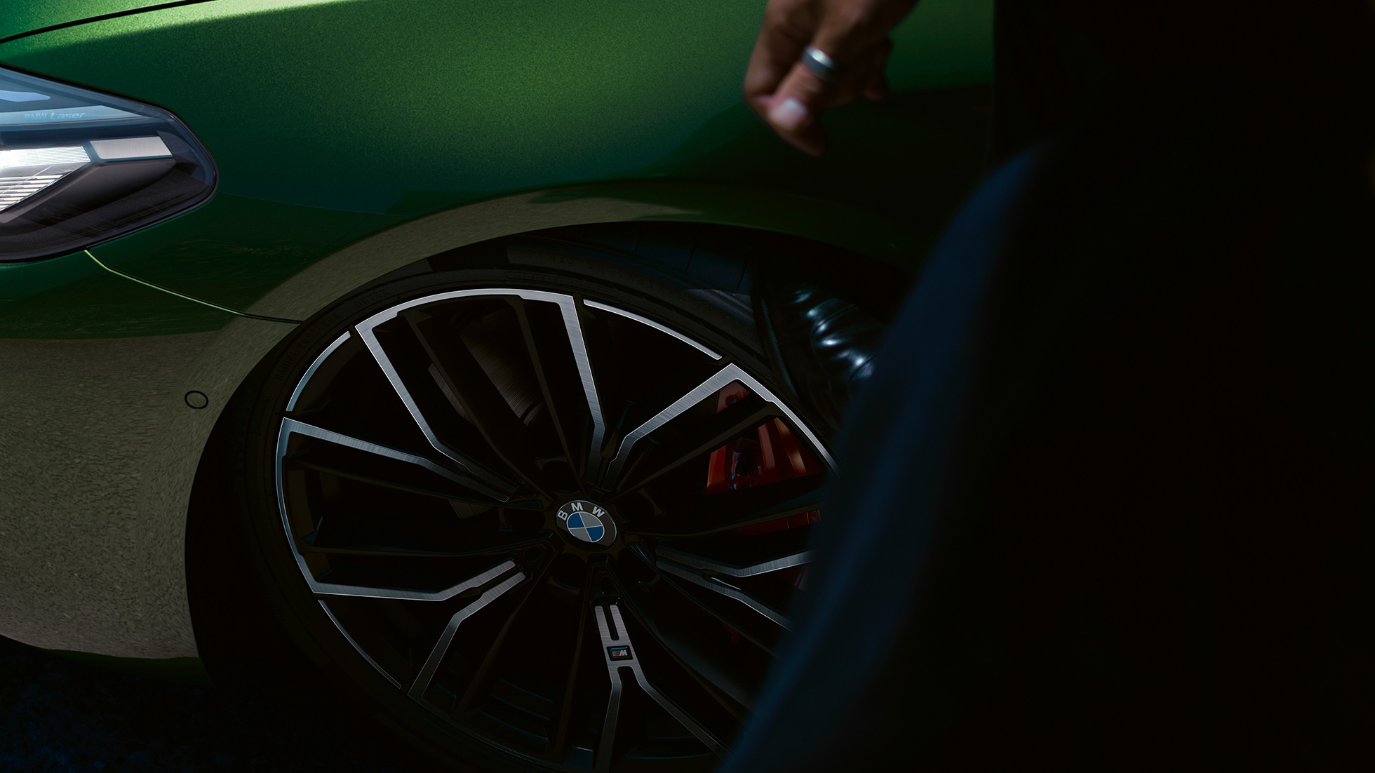 20" M light alloy wheel with M sport break in Red BMW M550i xDrive Sedan G30 LCI Facelift 2020 20" M light alloy wheel with M sport break in Red BMW M550i xDrive Sedan G30 LCI Facelift 2020