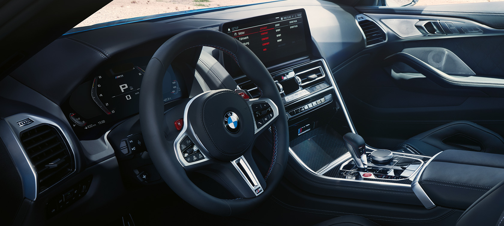 M 가죽 스티어링 휠 BMW M8 컴피티션 쿠페 F92 LCI 페이스리프트 2022 콕핏 BMW M8 컴피터션 쿠페 F92 LCI 페이스리프트 2022 콕핏 컨트롤 디스플레이 M 가죽 스티어링 휠