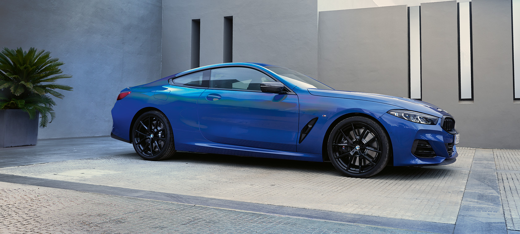 측면도 BMW M850i xDrive 쿠페 G15 LCI 페이스리프트 2022 BMW M850i xDrive 쿠페 G15 LCI 페이스리프트 2022 포르티마오 블루 메탈릭 측면도, 건물 앞 정지