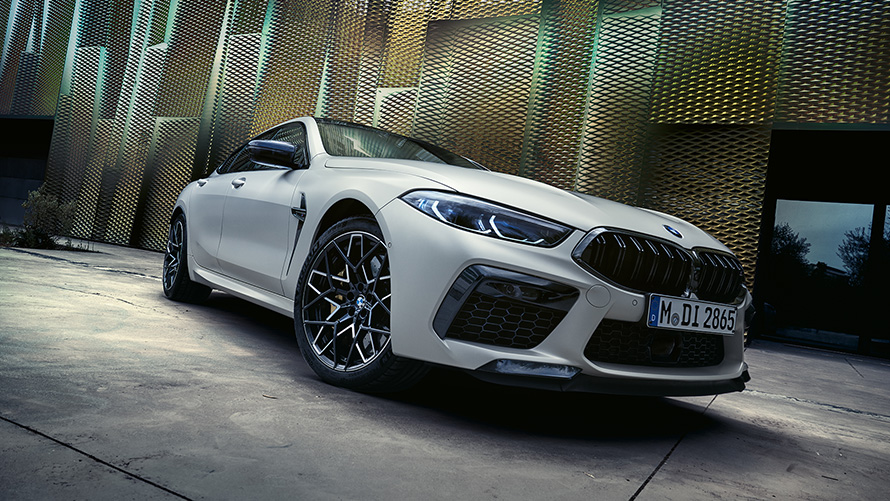BMW M8 컴피티션 그란 쿠페 F93 LCI 페이스리프트 2022 BMW 인디비주얼 프로즌 브릴리언트 화이트 메탈릭 3/4 정면도 로우앵글 샷