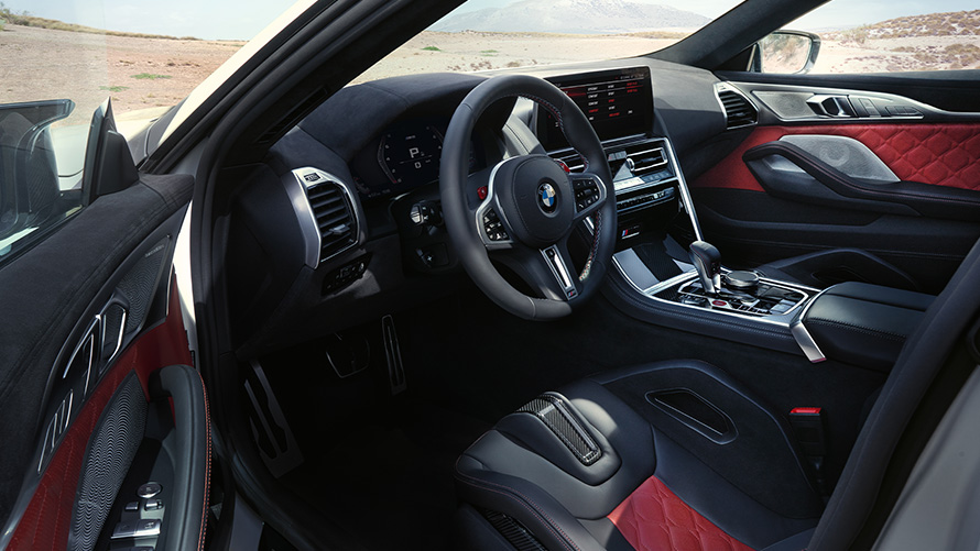 BMW M8 컴피티션 그란 쿠페 F93 LCI 페이스리프트 2022 실내 공간 보기, 도어 개방