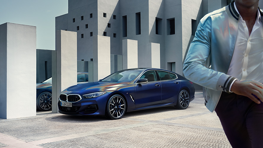 BMW M850i xDrive 그란 쿠페 G16 LCI 페이스리프트 2022 BMW 인디비주얼 프로즌 탄자나이트 블루 메탈릭 3/4 정면도, 정지, 전경에 남성 모델