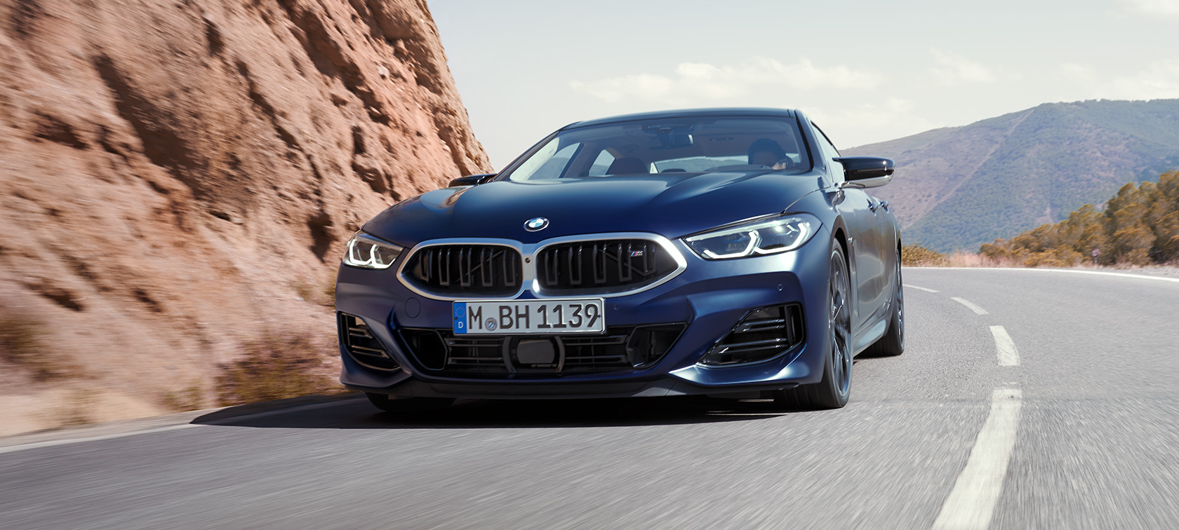 3/4 정면도 주행 BMW M850i xDrive 그란 쿠페 G16 LCI 페이스리프트 2022 BMW M850i xDrive 그란 쿠페 G16 LCI 페이스리프트 2022 BMW 인디비주얼 프로즌 탄자나이트 블루 메탈릭 3/4 정면도 커브 주행