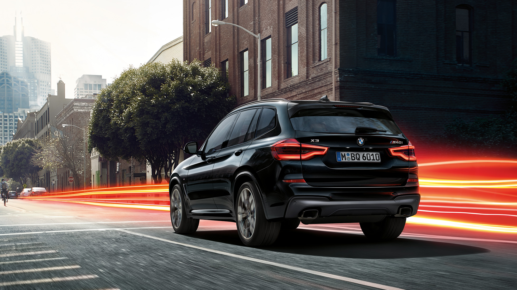 BMW X3 M40i SUV, 후측면 뷰 G01. BMW X3 M40i SUV 블랙 사파이어 메탈릭, 드라이빙, 외관, 도심 속 후측면 뷰 G01.