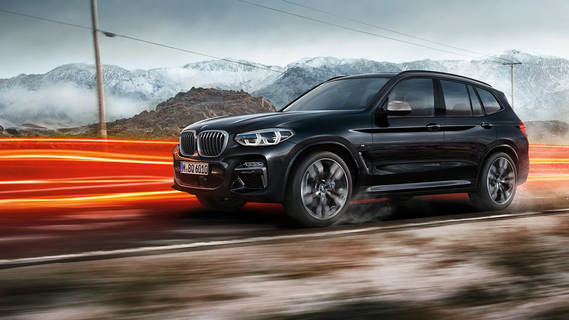 BMW X3 M40i와 BMW X3 M40d SUV, 측면 뷰 G01. BMW X3 M40i 및 BMW X3 M40d SUV 블랙 사파이어 메탈릭, 드라이빙, 외관, 산 속 측면 뷰 G01