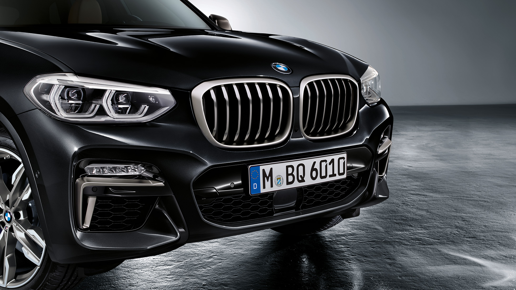 BMW X3 M40i와 BMW X3 M40d SUV, 정면 G01 Tag Text EN Final Version Teaser HIGH-PERFORMANCE ADVENTURERS. 하이 퍼포먼스 어드벤쳐. BMW X3 M Automobiles. BMW X3 M. BMW X3 M Competition, exterior, three-quarter front view. BMW X3 M 컴페티션, 외관, 전면 및 측면 뷰. BMW X3 M Competition in Donington Grey metallic, exterior, three-quarter front view. BMW X3 M 컴페티션 도닝턴 그레이 메탈릭, 외관, 전면 및 측면 뷰. BMW X3 M Competition, BMW X3 M, BMW X3 M40i and BMW X3 M40d BMW X3 M 컴페티션, BMW X3 M, BMW X3 M40i 및 BMW X3 M40d. Superior performance on every route: the BMW X3 M Automobiles accelerate pulse and driving pleasure to new heights in split seconds. Experience sports cars charged with emotion, which unite the adventurous spirit of a BMW X3 with the sporty and exclusive claim of BMW M. It is up to you: the BMW X3 M features outstanding motorsports genes and offers driving dynamics on the highest level – which are further more increased by the BMW X3 M Competition with a maximum of power and exclusivity on all roads and racetracks. The BMW X3 M40i and the BMW X3 M40d demonstrate an extremely well-balanced interplay of performance, comfort and efficiency. 어디서나 보여주는 최상의 퍼포먼스: BMW X3 M은 순식간에 심장이 두근거리는 드라이빙의 즐거움을 느끼게 해줍니다. BMW X3의 모험정신과 BMW M만의 스포티하고 독보적인 캐릭터를 담은 감성이 충만한 스포츠카, BMW X3 M을 지금 경험해보십시오. 강력한 모터스포츠 유전자를 보유한 BMW X3 M은 드라이빙 다이내믹스의 정점을 선보입니다. BMW X3 M 컴페티션 모델은 더욱 강력해진 파워로 도로는 물론 레이싱 트랙에서까지 과감한 다이내믹스를 선보입니다. 또한, BMW X3 M40i와 BMW X3 M40d는 퍼포먼스와 안락함, 효율성을 고루 갖추었습니다. BMW X3 M COMPETITION AND BMW X3 M. BMW X3 M 컴페티션 및 BMW X3 M Product highlights. 하이라이트. 1 PEAK POWER. 최고의 파워. The high-performance M TwinPower Turbo six-cylinder petrol engine. 고성능 M 트윈파워 터보 6기통 가솔린 엔진. The high-revving 3.0-litre biturbo engine of the BMW X3 M Competition develops an impressive 375 kW (510 hp) and massive torque of 600 Nm. BMW X3 M 컴페티션의 강력한 3.0리터 바이터보 엔진이 510마력과 600 Nm의 가공할 만한 파워를 출력합니다. BMW X3 M Competition, lateral front view. BMW X3 M 컴페티션, 전면 뷰. BMW X3 M Competition in Donington Grey metallic, exterior, lateral front view. BMW X3 M 컴페티션 도닝턴 그레이 메탈릭, 외관, 전면 뷰. 2 MAXIMUM DRIVING PLEASURE. 드라이빙으로 느낄 수 있는 최대의 즐거움. Drive train and suspension of the BMW X3 M Competition. BMW X3 M 컴페티션의 드라이브 트레인 및 서스펜션 The combination of M xDrive and Active M differential, M specific suspension and M Servotronic steering as well as 8-speed M Steptronic transmission deliver maximum performance, agility and precision. M xDrive와 액티브 M 디퍼렌셜, M 전용 서스펜션, M 서보트로닉 스티어링에 8단 M 스텝트로닉 변속기까지. 이 모든 것이 최상의 퍼포먼스와 민첩성, 정교함을 완성합니다. BMW X3 M Competition, M gear selection lever with M logo. BMW X3 M 컴페티션, M 로고가 부착된 M 기어 레버. BMW X3 M Competition, interior, M gear selection lever with M logo. BMW X3 M 컴페티션, 실내, M 로고가 부착된 M 기어 레버. 3 ATHLETIC STATURE. 역동적인 디자인. The exterior design of the BMW X3 M Competition. BMW X3 M 컴페티션 외관 디자인. The BMW X3 M Competition presents an exterior of exciting dynamics. Its powerful form and emotional design create an impressive fusion of performance-oriented sportiness and high-quality exclusivity. BMW X3 M 컴페티션은 역동적인 외관 디자인을 선보입니다. 파워풀한 모습과 감성적인 디자인은 퍼포먼스를 추구하는 스포티함과 고급스러움의 인상적인 결합을 표현합니다. BMW X3 M Competition, lateral rear view. BMW X3 M 컴페티션, 후면 뷰. BMW X3 M Competition in Donington Grey metallic, exterior, lateral rear view. BMW X3 M 컴페티션 도닝턴 그레이 메탈릭, 외관, 후면 뷰. 4 EXCLUSIVE SPORTINESS. 고급스러운 스포티함. The interior design of the BMW X3 M Competition. BMW X3 M 컴페티션의 실내 디자인. The interior of the BMW X3 M Competition uniquely combines ergonomics and sportiness with maximum exclusivity and perfect craftsmanship. BMW X3 M 컴페티션의 실내 디자인은 인체공학적으로 설계되어 안락함을 선사하면서도 스포티하고 고급스러운 분위기가 특징입니다. BMW X3 M Competition, exclusive cockpit. BMW X3 M 컴페티션, 고급스러운 콕핏. BMW X3 M Competition, interior, exclusive cockpit with M Sport seats and M leather steering wheel. BMW X3 M 컴페티션, 실내, M 스포츠 시트와 M 가죽스티어링 휠이 탑재된 고급스러운 콕핏 The BMW X3 M Competition allies the spirit of adventure of the BMW X3 with the exclusive high-performance ambitions of BMW M. BMW X3의 모험정신과 BMW M의 독보적인 퍼포먼스 모두 선사하는 BMW X3 M 컴페티션. Markus Flasch, President BMW M GmbH. 마커스 플라스, BMW M 회장 HIGH-PERFORMANCE M TWINPOWER TURBO 6-CYLINDER PETROL ENGINE. 고성능 M 트윈파워 터보 6기통 가솔린 엔진 BMW X3 M Competition and BMW X3 M. BMW X3 M 컴페티션 및 BMW X3 M High-performance M TwinPower Turbo 6-cylinder petrol engine. 고성능 M 트윈파워 터보 6기통 가솔린 엔진 BMW X3 M and BMW X3 M Competition, high-performance M TwinPower Turbo 6-cylinder petrol engine. BMW X3 M 및 BMW X3 M 컴페티션, 고성능 M 트윈파워 터보 6기통 가솔린 엔진. INTAKE AIR DUCTING. 인테이크 에어 덕트. The intake air ducting for the M TwinPower Turbo engine has been optimised for minimum pressure loss and ultra-low flow resistance. That leads to even better response characteristics and and high efficiency. M 트윈파워 터보 엔진의 인테이크 에어 덕트가 압력 손실과 저항을 최소화여 보다 즉각적이고 효율적인 주행이 가능합니다. High-performance M TwinPower Turbo 6-cylinder petrol engine, intake air ducting. 고성능 M 트윈파워 터보 6기통 가솔린 엔진, 인테이크 에어 덕트. BMW X3 M Competition and BMW X3 M, high-performance M TwinPower Turbo 6-cylinder petrol engine, intake air ducting. BMW X3 M 컴페티션 및 BMW X3 M, 고성능 M 트윈파워 터보 6기통 가솔린 엔진, 인테이크 에어 덕트. INDIRECT INTERCOOLING. 간접적인 인터쿨링. Indirect intercooling is an important component of the performance-optimised cooling system. Along with components such as the engine and transmission cooling system, intercooling guarantees optimum power delivery during supercharged operation. This keeps the engine unreservedly fit for the racetrack and also supremely dynamic, free-revving and durable. 간접 인터쿨링은 퍼포먼스를 최적화하는 쿨링 시스템의 핵심입니다. 엔진, 변속기 쿨링 시스템과 인터쿨링은 수퍼차지가 작동하는 동안 최적의 동력 전달을 보장합니다. 이로써 엔진이 레이싱 등 다이내믹한 주행에 알맞게 작동되어 운전자는 보다 역동적이고 안정적인 프리레브 주행을 즐길 수 있습니다. High-performance M TwinPower Turbo 6-cylinder petrol engine, indirect intercooling. 고성능 M 트윈파워 터보 6기통 가솔린 엔진, 간접 인터쿨링 BMW X3 M Competition and BMW X3 M, high-performance M TwinPower Turbo 6-cylinder petrol engine, indirect intercooling. BMW X3 컴페티션 및 BMW X3 M, 고성능 M 트윈파워 터보 6기통 가솔린 엔진, 간접 인터쿨링 CRANKSHAFT DRIVE AND FORGED PISTONS. 크랭크샤프트 드라이브 및 단조 피스톤. The weight-optimised crankshaft drive permits maximum and stable power delivery on the racetrack – up to the highest engine speeds. Contributing to this are similarly weight-optimised and high-strength components such as the crankshaft and forged pistons. 무게를 최적화하고 강한 내구성을 가진 크랭크 샤프트 드라이브와 단조 피스톤은 높은 엔진 속도에서도 강력한 파워를 전달하는데 도움을 줍니다. High-performance M TwinPower Turbo 6-cylinder petrol engine, crankshaft drive and forged pistons. 고성능 M 트윈파워 터보 6기통 가솔린 엔진, 크랭크샤프트 드라이브 및 단조 피스톤. BMW X3 M Competition and BMW X3 M, high-performance M TwinPower Turbo 6-cylinder petrol engine, crankshaft drive and forged pistons. BMW X3 M 컴페티션과 BMW X3 M, 고성능 M 트윈파워 터보 6기통 가솔린 엔진, 크랭크 샤프트 드라이브와 단조 피스톤. HIGH-PRESSURE INJECTION. 고압 주입 기술. For maximum power output and optimised combustion of the air-fuel ratio, the engine’s injection pressure is a high 350 bar. The high pressure improves fuel atomisation and mixture preparation, thus optimising fuel consumption and emissions. At the same, fuel film formation on the cylinder walls decreases and injection times fall. 350 bar의 높은 엔진 주입 압력은 압도적인 파워 출력과 공기/연료 비율의 완벽한 연소를 실현합니다. 높은 압력이 연료 분산과 혼합을 개선하기 때문에 이상적인 연비와 낮은 이산화탄소 배출량을 완성합니다. 동시에, 엔진 실린더 벽에 연료 필름 형성이 줄고 연료의 주입 횟수가 낮아집니다. High-performance M TwinPower Turbo 6-cylinder petrol engine, high-pressure injection. 고성능 M 트윈파워 터보 6기통 가솔린 엔진, 고압 주입 기술. BMW X3 M Competition and BMW X3 M, high-performance M TwinPower Turbo 6-cylinder petrol engine, high-pressure injection. BMW X3 M 컴페티션 및 BMW X3 M, 고성능 M 트윈파워 터보 6기통 가솔린 엔진, 고압 주입 기술. M TWINPOWER TURBO TECHNOLOGY. M 트윈파워 터보 기술. The high-performance engine’s two exhaust turbochargers are key to its effectiveness. They increase the intake pressure and consequently the engine’s output. In tandem with the flow-optimised boost pressure control and indirect intercooling, the result is a swift, dynamic response and high torque even at low revs. 고성능 엔진의 터보차저 2개가 효율성의 핵심입니다. 인테이크 압력을 높여 엔진의 출력을 개선하는 기술. 여기에 압력 컨트롤과 간접 인터쿨링이 더해져 민첩하고 다이내믹한 응답성을 발휘하며 낮은 엔진 회전 간에도 압도적인 토크를 뿜어냅니다. High-performance M TwinPower Turbo 6-cylinder petrol engine, M TwinPower Turbo technology. 고성능 M 트윈파워 터보 6기통 가솔린 엔진, M 트윈파워 터보 기술. BMW X3 M Competition and BMW X3 M, high-performance M TwinPower Turbo 6-cylinder petrol engine, M TwinPower Turbo technology. BMW X3 컴페티션 및 BMW X3 M, 고성능 M 트윈파워 터보 6기통 가솔린 엔진, M 트윈파워 터보 기술. OIL SUPPLY. 엔진 오일 공급. The engine’s oil supply, too, is determined by the high-performance principle. Optimised for transverse dynamics, the oil sump with windage tray and active suction equips the car for racetrack notably increased longitudinal and transverse dynamics of up to 1.4 g. For optimum dynamics, the lubrication is governed fully variably by a map-controlled pump. At the same time fuel consumption and CO2 emissions decrease. 고성능을 지향하며 완성한 엔진으로의 엔진 오일 공급. 윈디지 트레이와 액티브 석션이 탑재된 오일 탱크는 횡축 다이내믹스를 최적화함으로써 횡축 G포스를 1.4g까지 개선하였습니다. 최적의 다이내믹스를 위해 엔진 오일은 맵-제어식 펌프가 가변적으로 제어합니다. 레이싱을 위해 태어난 완벽한 스포츠카인 X3 M은 연비와 이산화탄소 배출량이 획기적으로 개선되었습니다. High-performance M TwinPower Turbo 6-cylinder petrol engine, oil supply. 고성능 M 트윈파워 터보 6기통 가솔린 엔진, 엔진 오일 공급 BMW X3 M Competition and BMW X3 M, high-performance M TwinPower Turbo 6-cylinder petrol engine, oil supply. BMW X3 M 컴페티션 및 BMW X3 M, 고성능 M 트윈파워 터보 6기통 가솔린 엔진. 510 HP. 510 마력. Equipped with two turbochargers, high-pressure injection and Valvetronic, the M TwinPower Turbo 3-litre high-rev engine of the BMW X3 M Competition is thoroughly primed for high-performance. The performance figures tell their own story: 375 kW (510 hp), 600 Nm of torque and 4.1 seconds from 0 to 100 km/h. 2개의 터보차저, 고압력 주입 기술, 밸브트로닉, M 트윈파워 터보 3리터 하이-레브 엔진으로 무장한 BMW X3 M 컴페티션이 질주할 준비를 마쳤습니다. 수치 자체가 압도적인 퍼포먼스를 대변합니다: 510마력, 600Nm 토크, 정지상태에서 100km/h까지 단 4.1초. BMW X3 M COMPETITION. BMW X3 M 컴페티션. Design highlights. 디자인 하이라이트. The design of the BMW X3 M Competition is a powerful statement. From the authoritative front end with its powerful air intakes, via the distinctively horizontal shoulder line, right up to the striking rear apron with diffusor in honeycomb look, athletic proportions and M design elements declare the performance potential of the BMW X3 M Competition at first sight. 파워풀한 자신감의 BMW X3 M 컴페티션. 거대한 에어 인테이크가 전면부를 장식하고 수평적인 숄더 라인이 벌집 모양의 디퓨저가 적용된 인상적인 리어 에이프런까지 이어집니다. 특히 스포티한 비율과 M만의 디자인 디테일이 BMW X3 M 컴페티션의 퍼포먼스를 표현합니다. 1 PREPARED FOR PERFORMANCE. 퍼포먼스를 위해 태어나다. The exterior of the BMW X3 M Competition underlines the vehicles dynamics and outstanding performance from every perspective. BMW X3 M 컴페티션 외관 디자인은 모든 측면에서 차량의 다이내믹스와 압도적인 퍼포먼스를 강조합니다. BMW X3 M Competition, side view. BMW X3 M 컴페티션, 측면 뷰. BMW X3 M Competition in Donington Grey metallic, exterior, side view. BMW X3 M 컴페티션 도닝턴 그레이 메탈릭, 외관, 측면 뷰. 2 EXCLUSIVENESS. 고급스러운 디자인. Striking design features emphasise the exclusive sportiness of the BMW X3 M Competition. 인상적인 디자인은 BMW X3 M 컴페티션의 고급스러운 스포티함을 강조합니다. BMW X3 M Competition, bird’s eye view. BMW X3 M 컴페티션, 조감도. BMW X3 M Competition in Donington Grey metallic, exterior, bird’s eye view of front. BMW X3 M 컴페티션 도닝턴 그레이 메탈릭, 외관, 전면 조감도. 3 EXPRESSIVE POWER. 드러나는 강력함. The impressive rear view with M specific roof spoiler, four 100 mm tailpipes and distinctive rear apron with M diffuser in honeycomb look. M 전용 루프 스포일러, 4개의 100mm 테일 파이프, 벌집 모양의 M 디퓨저를 적용한 두드러진 리어 에이프런이 인상적인 후면을 완성합니다. BMW X3 M Competition, lateral rear view. BMW X3 M 컴페티션, 후면 뷰. BMW X3 M Competition in Donington Grey metallic, exterior, lateral rear view with two people in the foreground. BMW X3 M 컴페티션 도닝턴 그레이 메탈릭, 외관, 두 명의 사람과 후면 뷰. 4 AUTHORITY. 위엄있는 익스테리어. The front apron of the BMW X3 M Competition with its sculptural design sums up all technical requirements in a clear visual message: absolute performance. BMW X3 M 컴페티션의 조각 같은 프론트 에이프런은 한 가지 분명한 메시지를 전달합니다. 바로, 절대적인 퍼포먼스. BMW X3 M Competition, three-quarter front view. BMW X3 M 컴페티션, 정측면 뷰. BMW X3 M Competition in Donington Grey metallic, exterior, three-quarter front view. BMW X3 M 컴페티션 도닝턴 그레이 메탈릭, 외관, 정측면 뷰. 5 AMBITION. 야심찬 인테리어. The exclusive sportiness of the BMW X3 M Competition is highlighted by the ergonomically optimised M Sport seats in finest 'Merino' leather with Alcantara applications. (The M seat belts shown above are expected to be available from 8/2019.) BMW X3 M 컴페티션은 고급스러운 느낌과 스포티함을 강조하기 위해 최고급 메리노 가죽과 알칸타라 소재를 사용하였으며, 인체공학적으로 설계된 M 스포츠 시트를 장착 했습니다. (위에 보이는 M 시트벨트는 2019년 8월 글로벌 출시 예정) BMW X3 M Competition, M Sport seats. BMW X3 M 컴페티션, M 스포츠 시트. BMW X3 M Competition, interior, M Sport seats in ‘Merino’ leather with Alcantara. BMW X3 M 컴페티션, 실내, M 스포츠 시트 메리노 가죽 및 알칸타라. BMW X3 M40i AND BMW X3 M40d. BMW X3 M40i 및 BMW X3 M40d. Product highlights. 모델 하이라이트. 1 ENDURANCE ATHLETE. 강인한 스포티함. The BMW X3 M40i. THE BMW X3 M40i. Equipped with a 260 kW/354 hp M TwinPower Turbo six-cylinder petrol engine, Adaptive M suspension and BMW xDrive, the BMW X3 M40i represents the perfect blend of performance and suitability for daily use. 354마력의 트윈파워 터보 6기통 가솔린 엔진과 어댑티브 M 서스펜션, BMW xDrive로 무장한 BMW X3 M40i는 퍼포먼스와 실용성, 모두를 충족합니다. BMW X3 M40i, three-quarter rear view. BMW X3 M40i, 후측면 뷰. BMW X3 M40i in Black Sapphire metallic, driving, exterior, three-quarter rear view before an urban background with light strips. BMW X3 M40i 블랙 사파이어 메탈릭, 드라이빙, 외관, 도심 속 후측면 뷰. 2 EFFICIENT POWER PACK. 효율적인 파워. The BMW X3 M40d. THE BMW X3 M40d. The combination of M TwinPower Turbo 6-cylinder diesel engine, 8-speed Steptronic Sport transmission and BMW xDrive make the BMW X3 M40d an equally powerful and efficient sports car. M 트윈파워 터보 6기통 디젤 엔진, 8단 스텝트로닉 스포츠 변속기, BMW xDrive의 조합으로 완성된 BMW X3 M40d - 파워풀하고 효율적인 스포츠 카. BMW X3 M40i and BMW X3 M40d, side view. BMW X3 M40i와 BMW X3 M40d, 측면 뷰. BMW X3 M40i and BMW X3 M40d in Black Sapphire metallic, driving, exterior, side view in front of mountain scenery with light strips. BMW X3 M40i 및 BMW X3 M40d 블랙 사파이어 메탈릭, 드라이빙, 외관, 산 속 측면 뷰 3 RADIATING CONFIDENCE. 자신감을 발산하다. The exterior design of the BMW X3 M40i and BMW X3 M40d. BMW X3 M40i와 BMW X3 M40d의 익스테리어 디자인. The front end and sides display eye-catching highlights in the signature colour Cerium Grey, ranging from the clasps of the air intakes, via the kidney frame and slats through to the mirror caps. 정측면부의 에어 인테이크 클래스프, 키드니 프레임, 슬랫, 사이드 미러 캡이 세리움 그레이 색상으로 완성되어 시선을 사로잡습니다. BMW X3 M40i and BMW X3 M40d, front view. BMW X3 M40i와 BMW X3 M40d, 정면 뷰. BMW X3 M40i and BMW X3 M40d in Black Sapphire metallic, exterior, front view. BMW X3 M40i 및 BMW X3 M40d 블랙 사파이어 메탈릭, 외관, 정면 뷰 4 HIGH-QUALITY SPORTINESS. 고급스러운 스포티함. The interior design of the BMW X3 M40i and BMW X3 M40d. BMW X3 M40i와 BMW X3 M40d의 인테리어 디자인. The interior highlights the sporty DNA. Every detail speaks of performance and high quality: from the driver-oriented cockpit with M leather steering wheel along the stainless-steel pedals to the ergonomic sport seats. 스포츠 DNA를 강조한 실내 디자인. M 가죽 스티어링 휠과 스테인리스 스틸 페달, 인체공학적으로 설계된 스포츠 시트와 운전자 방향으로 설계된 콕핏으로 모든 디테일이 퍼포먼스와 고급스러움을 나타냅니다. . BMW X3 M40i and BMW X3 M40d, interior, cockpit with M leather steering wheel and M Sport seats. BMW X3 M40i 및 BMW X3 M40d, 실내, M 가죽 스티어링 휠 및 M 스포츠 시트가 포함된 콕핏. BMW X3 M40i and BMW X3 M40d, cockpit. BMW X3 M40i와 BMW X3 M40d, 콕핏 BMW X3 M40i AND BMW X3 M40d. BMW X3 M40i와 BMW X3 M40d. Design highlights. 디자인 하이라이트. A design that radiates sheer dynamism: at the front and rear ends and inside, too, exclusive design elements and athletic proportions refer to the sporty ambitions of the BMW X3 M40i and the BMW X3 M40d. 진정한 역동성이 드러나는 디자인: 전면과 후면, 그리고 실내까지 고급스러운 디자인의 디테일과 스포티한 비율은 BMW X3 M40i와 BMW X3 M40d의 역동성에 대한 야망을 표현합니다. 1 POWER. 파워. The distinctive front section is characterised by design elements in the signature colour Cerium Grey. Eye-catching highlights are the clasps of the air intakes as well as the kidney frame and slats. 독특한 전면부는 세리움 그레이 색상으로 완성되었습니다. 에어 인테이크의 글래스프나 키드니 프레임, 슬랫이 시선을 사로잡습니다. BMW X3 M40i and BMW X3 M40d, front. BMW X3 M40i와 BMW X3 M40d, 정면. BMW X3 M40i and BMW X3 M40d in Black Sapphire metallic, exterior, front with design elements in Cerium Grey. BMW X3 M40i 및 BMW X3 M40i 블랙사파이어 메탈릭, 외관, 세리움 디자인 디테일의 전면. 2 COMFORTABLE SPORTINESS. 편안한 스포티함. The interior welcomes driver and passengers with an attractive combination of sportiness, comfort and modern elegance. 스포티함, 편안함 그리고 현대적인 우아함으로 완성된 실내 디자인이 운전자와 탑승자을 맞이합니다. BMW X3 M40i and BMW X3 M40d, interior. BMW X3 M40i와 BMW X3 M40d, 인테리어. BMW X3 M40i and BMW X3 M40d, sporty and comfortable interior with sports seats. BMW X3 M40i 및 BMW X3 M40d, 스포츠 시트가 포함된 스포티하고 안락한 인테리어. 3 ATHLETICS. 강렬한 캐릭터. The sporty character of the vehicle is emphasized by the powerful design and the large 21-inch M light alloy wheels in double-spoke design. 파워풀한 디자인과 거대한 21인치 M 더블스포크 디자인 경합금 휠이 스포티한 캐릭터를 돋보이게합니다. BMW X3 M40i and BMW X3 M40d, side view. BMW X3 M40i와 BMW X3 M40d, 측면 뷰. BMW X3 M40i and BMW X3 M40d in Black Sapphire metallic, exterior, side view. BMW X3 M40i와 BMW X3 M40d의 블랙 사파이어 메탈릭, 외관, 측면 뷰. 4 EXCLUSIVITY. 특별한 액센트. The galvanised mirror caps in Cerium Grey set an exclusive accent in the exterior with their special materiality. 세리움 그레이 색상의 아연 도금 미러 캡이 특별한 소재로 외관 디자인에 액센트를 부여합니다. BMW X3 M40i and BMW X3 M40d, mirror caps. BMW X3 M40i와 BMW X3 M40d, 미러 캡. BMW X3 M40i and BMW X3 M40d in Black Sapphire metallic, exterior, galvanised mirror caps in Cerium Grey. BMW X3 M40i 및 BMW X3 M40d 블랙 사파이어 메탈릭, 외관, 세리움 그레이 색상의 아연 도금 미러 캡. 5 EXPRESSION OF STRENGTH. 강력함의 표현. At the rear, the colour-contrasting diffuser and the tailpipe trims on both sides in Black Chrome combine to create a powerful conclusion. 후면은 대조되는 색상의 디퓨저와 양쪽에 설치된 블랙 크롬 색상의 테일파이프가 파워풀한 마무리를 장식합니다. BMW X3 M40i and BMW X3 M40d, tailpipe trims. BMW X3 M40i와 BMW X3 M40d, 테일파이프 트림. BMW X3 M40i and BMW X3 M40d in Black Sapphire metallic, exterior, tailpipe trims in Black Chrome. BMW X3 M40i 및 BMW X3 M40d SUV 블랙 사파이어 메탈릭, 외관, 블랙 크롬 테일파이프 G01