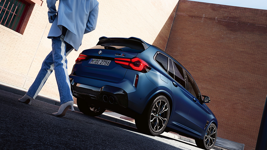 BMW X3 M 컴피티션 F97 LCI 페이스리프트 2021 프로즌 마리나 베이 블루 메탈릭 3/4 후면도, 모델 포함, 로우앵글 샷