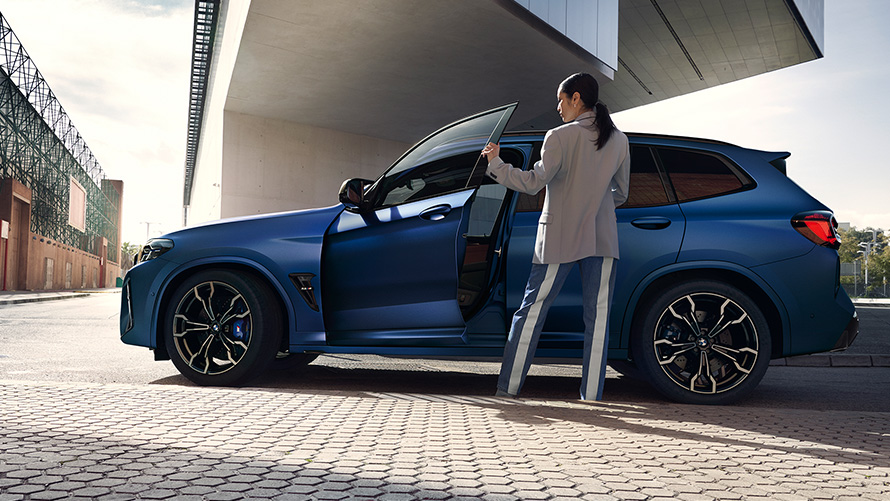 BMW X3 M 컴피티션 F97 LCI 페이스리프트 2021 프로즌 마리나 베이 블루 메탈릭 측면도, 문이 열린 상태에서 여성 모델 포함