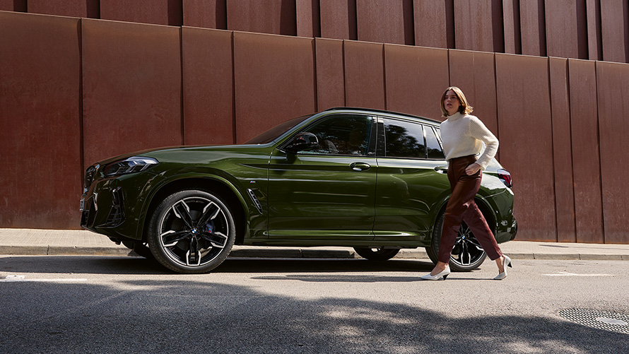 BMW X3 M40i G01 LCI 페이스리프트 2021 말라카이트 그린 메탈릭 측면도, 여성 모델 포함