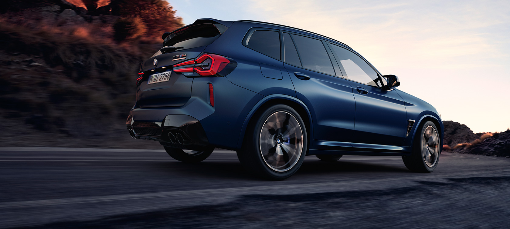 BMW X3 M 컴피티션 F97 LCI 2021 3/4 후면도 로우앵글 샷 BMW X3 M 컴피티션 F97 LCI 페이스리프트 2021 프로즌 마리나 베이 블루 메탈릭 주행 3/4 후면도 로우앵글 샷