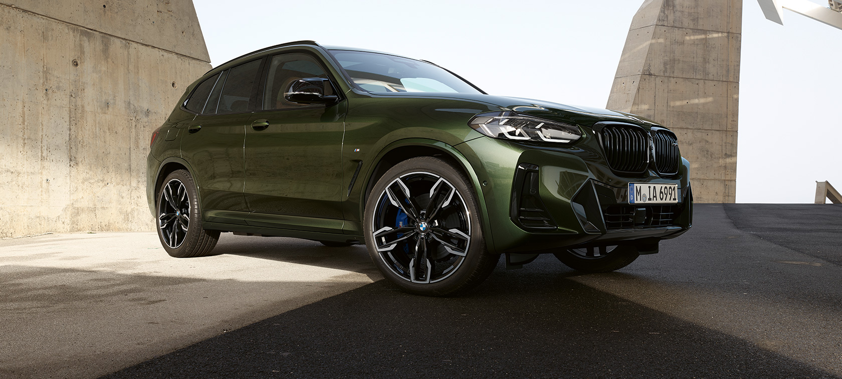 BMW X3 M40i G01 LCI 페이스리프트 2021 3/4 정면도 정지 BMW X3 M40i G01 LCI 페이스리프트 2021 그린 메탈릭 3/4 정면도 정지