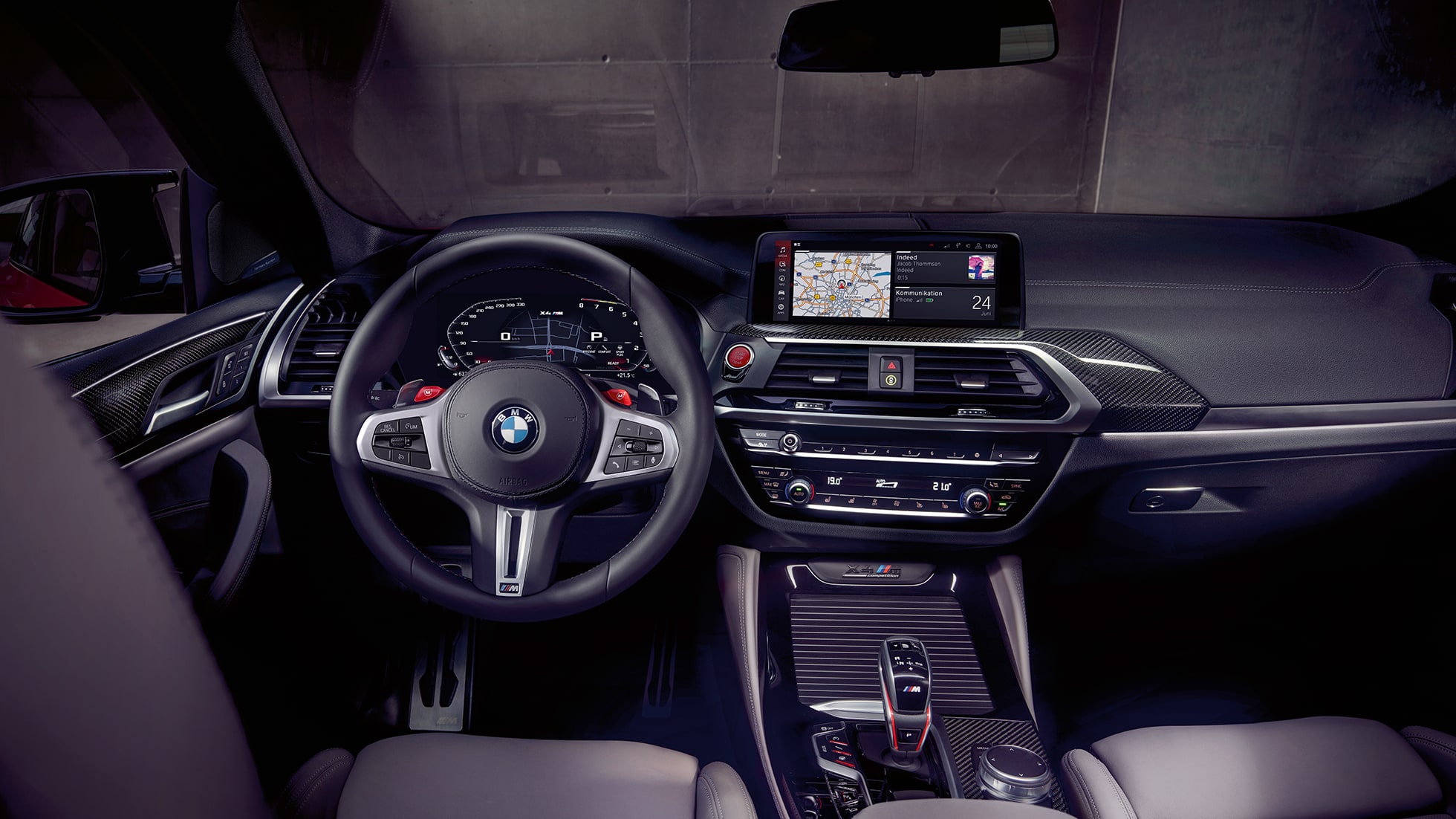 BMW X4 M SUV 컴페티션의 고급스러운 콕핏 F98 BMW X4 M SUV 컴페티션, 실내, M 스포츠 시트와 M 가죽 스티어링 휠이 탑재된 고급스러운 콕핏 F98
