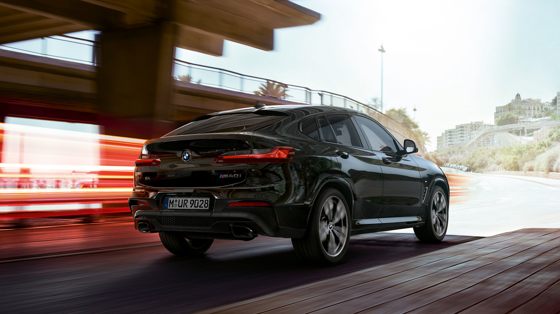 BMW X4 M40i SUV 의 정측면 모습 G02 BMW X4 M40i SUV 블랙 사파이어 메탈릭, 드라이빙, 외관, 도심속 측면 및 후면 뷰 G02