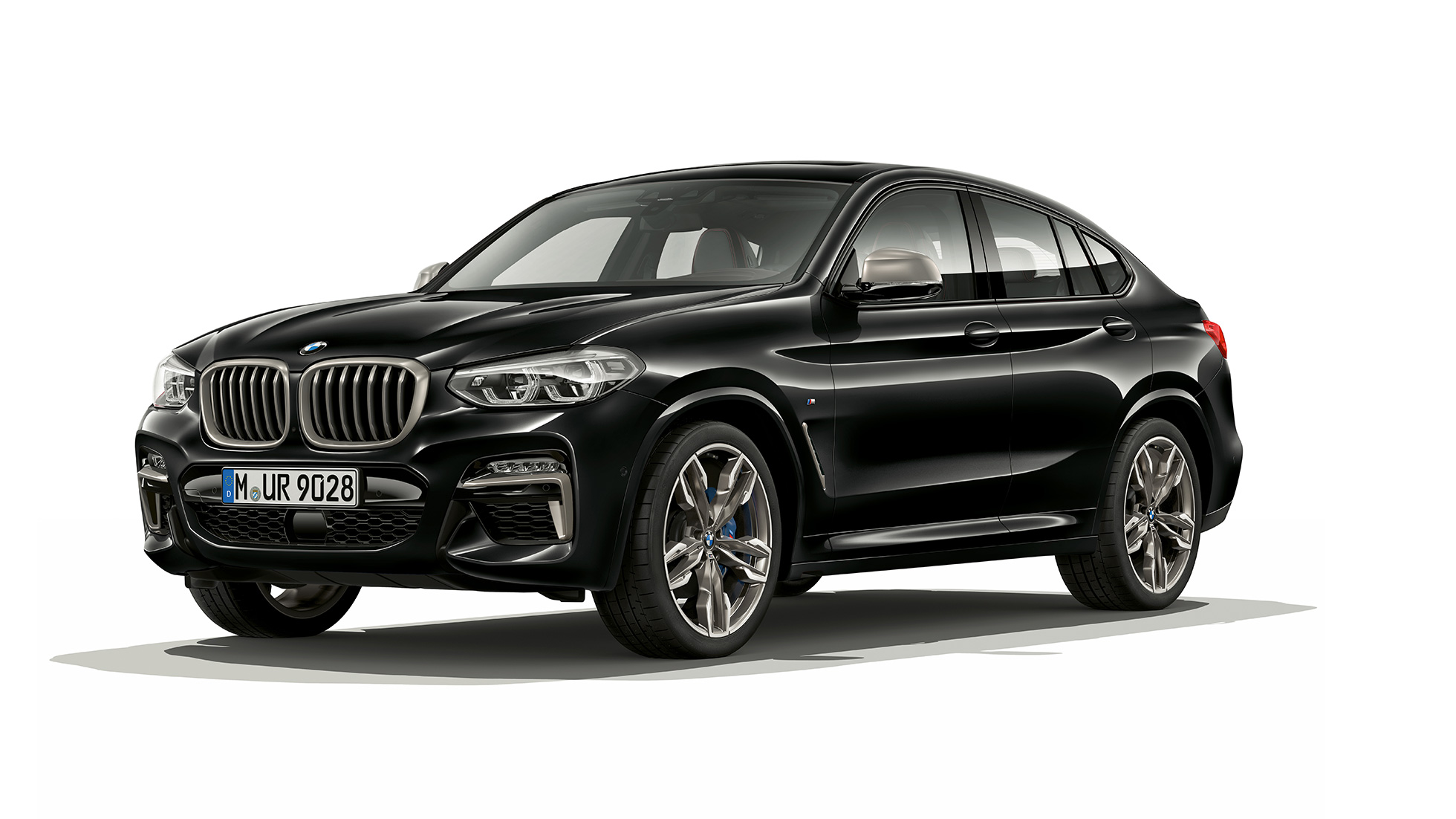 BMW X4 M40i 및 BMW X4 M40d SUV 의 정측면 모습 G02 BMW X4 M40i 및 BMW X4 M40d SUV 블랙 샆이어 메탈릭, 외관, 전면 뷰 G02