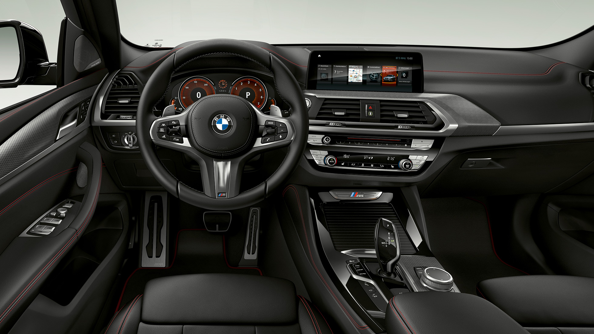 BMW X4 M40i 및 BMW X4 M40d SUV 의 콕핏 G02 BMW X4 M40i 및 BMW X4 M40d SUV, 실내, M 가죽 스티어링 휠 및 M 스포츠 시트가 포함된 콕핏 G02