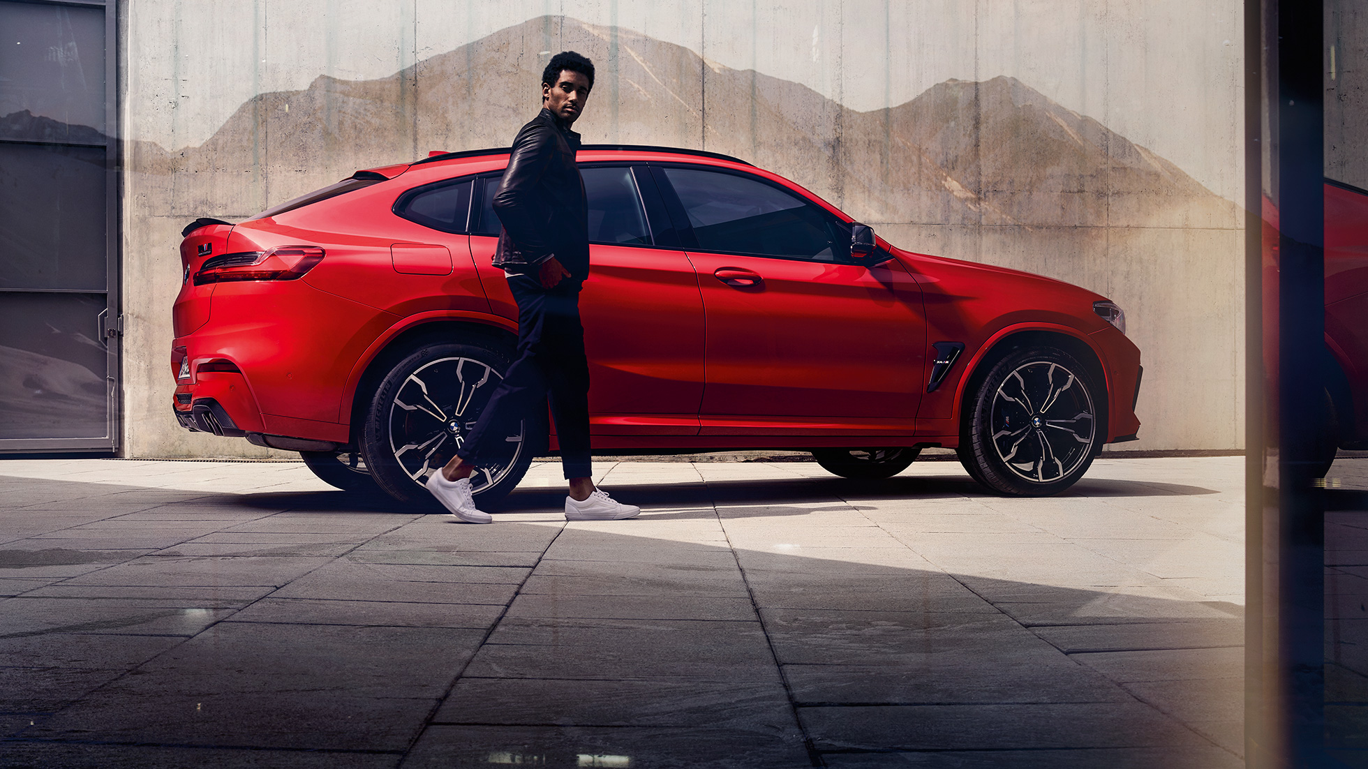 BMW X4 M SUV 컴페티션, 측면 모습과 젊은 남성 F98 BMW X4 M SUV 컴페티션 토론토 레드 메탈릭의 외관 및 남성 F98
