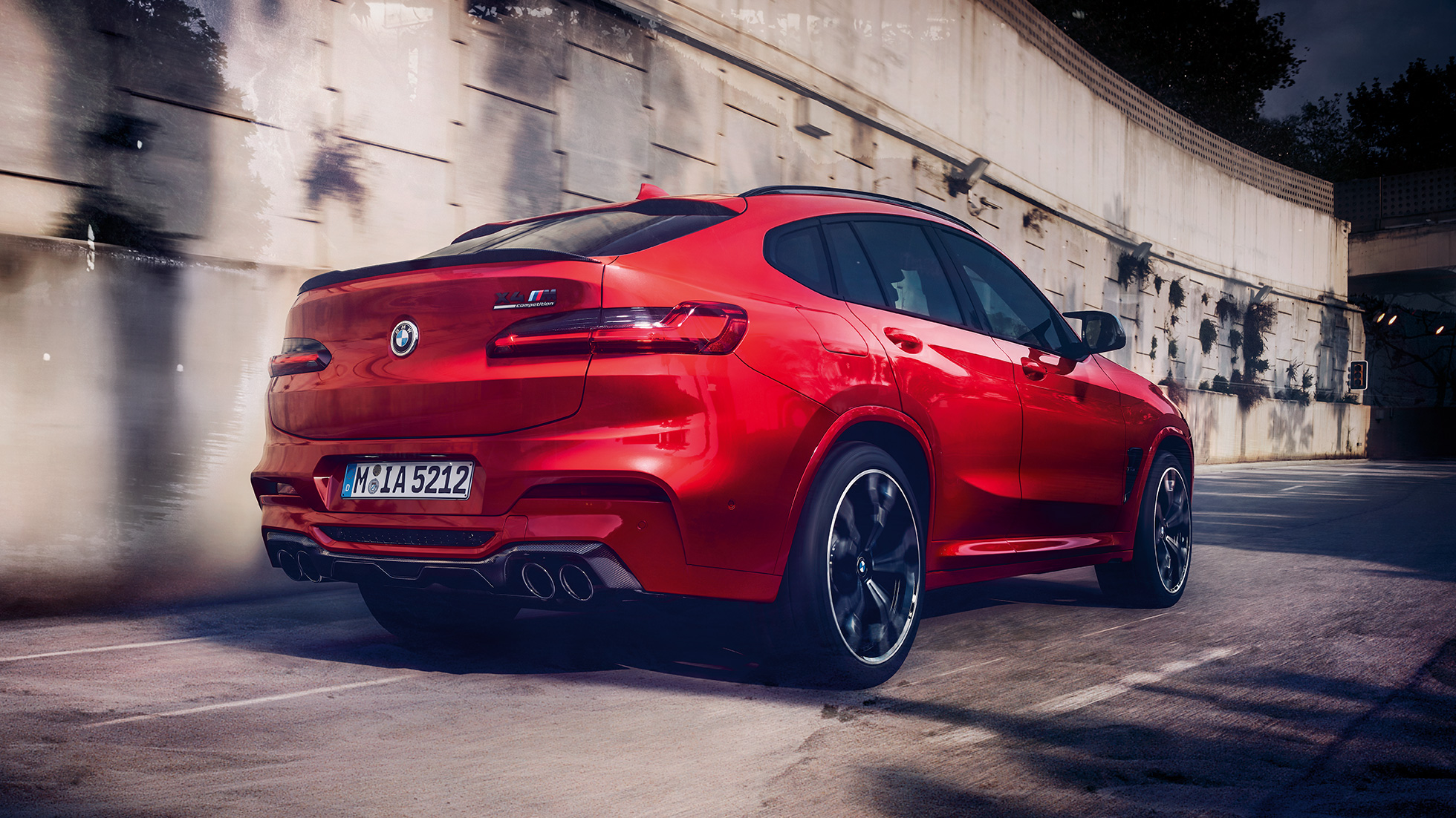 BMW X4 M SUV 컴페티션, 후측면 모습 F98. BMW X4 M SUV 컴페티션 토론토 레드 메탈릭, 외관, 후면 및 측면 뷰 F98.