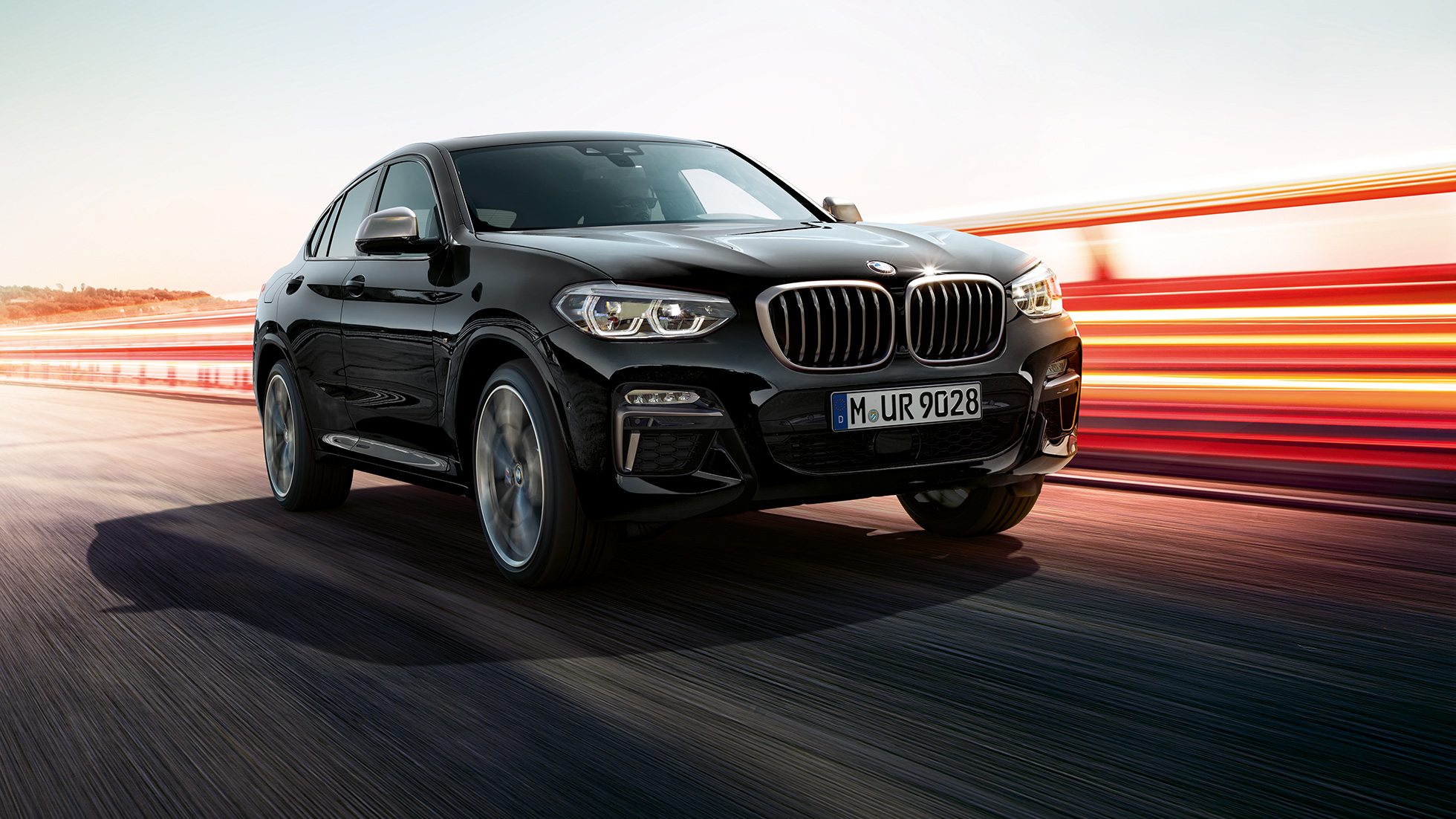BMW X4 M40i 및 BMW X4 M40d SUV, 정측면 모습 G02 BMW X4 M40i 및 BMW X4 M40i SUV 블랙사파이어 메탈릭, 외관, 세리움 디자인 디테일의 전면 G02
