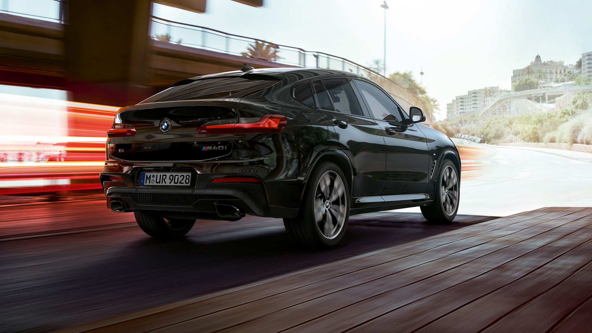 BMW X4 M40i 및 BMW X4 M40d SUV, 후측면 모습 G02 BMW X4 M40i 및 BMW X4 M40d SUV, 후측면 모습. BMW X4 M40i 및 BMW X4 M40d 블랙 사파이어 메탈릭, 외관, 블랙 크롬 테일파이프 G02